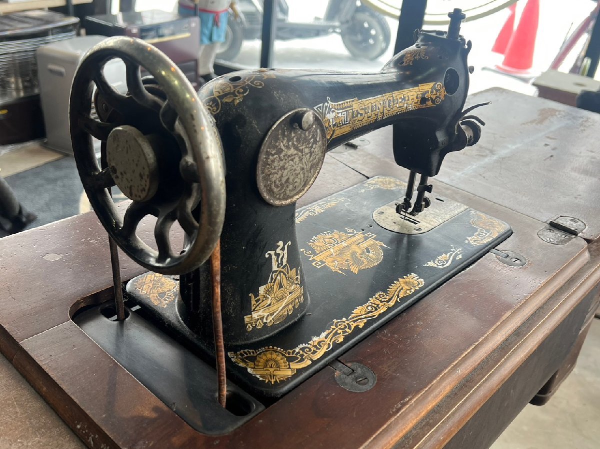 * SINGER singer made antique sewing machine 15K pair . sewing machine dressing up! interior also!! Sapporo pickup limitation!!