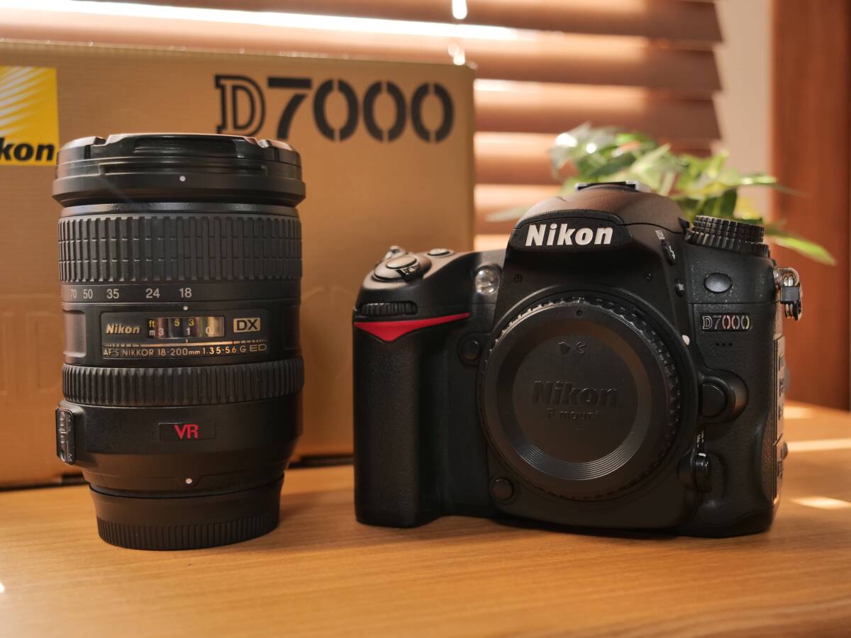 【美品・送料無料】 Nikon D7000 ＋ 18-200 F3.5-5.6 G ED VR 付属品多数_画像2