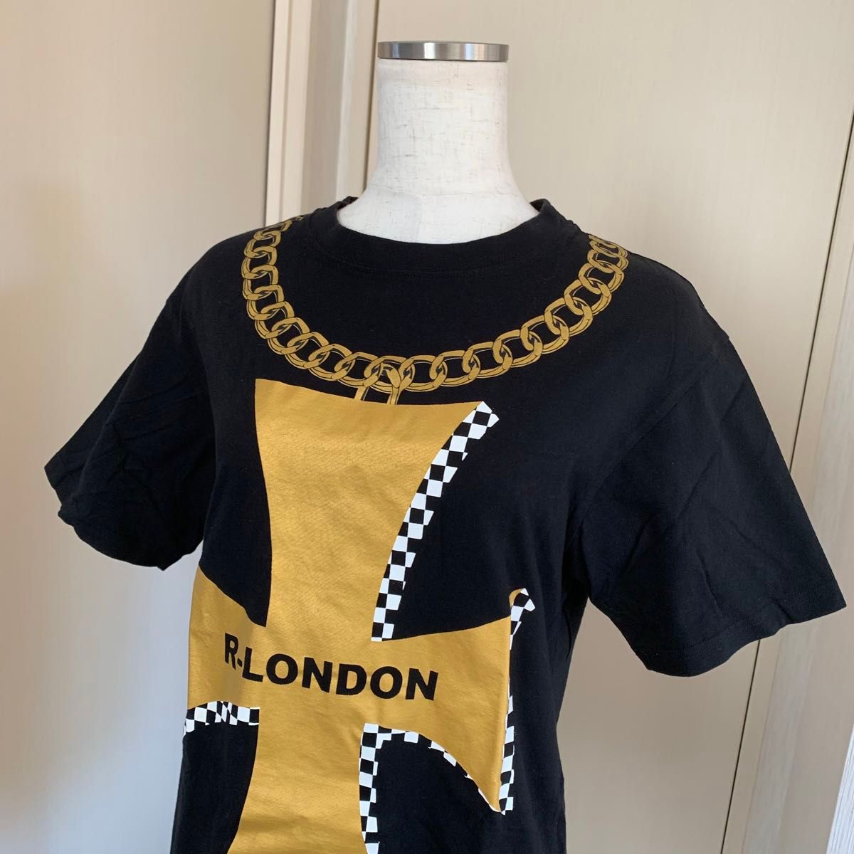 着用浅【超美品】迫力チェーンとゴールドクロス《R-LONDON／アールロンドン》Tシャツ　男女OK ゆったりM 黒　レアなデザイン