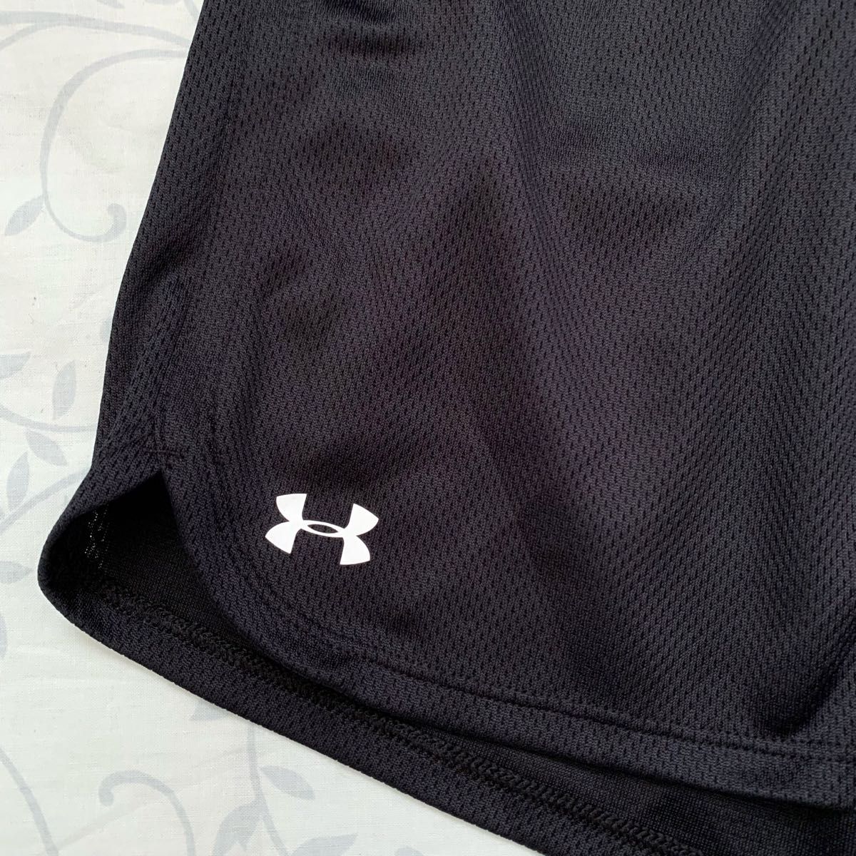 【新品】さらっと軽やか《UNDER ARMOUR／アンダーアーマー》快適メッシュ・ショートパンツ　ランパン ランショーツ　黒　SM