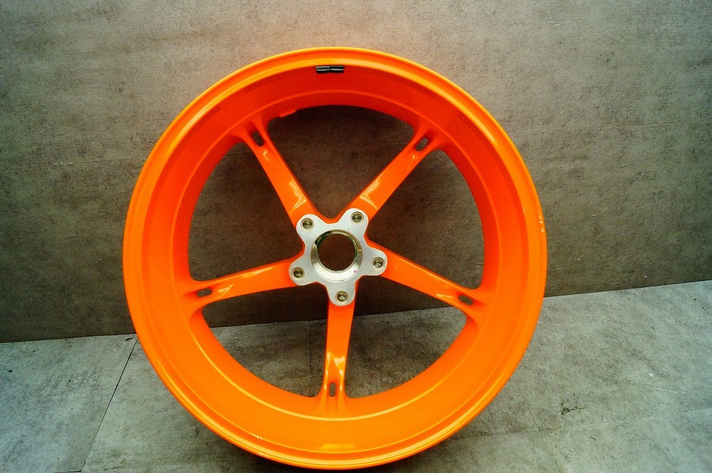 KTM 1290スーパーDUKE-R 純正リアホイール 17×600 オレンジ 61710003000 美品の画像6