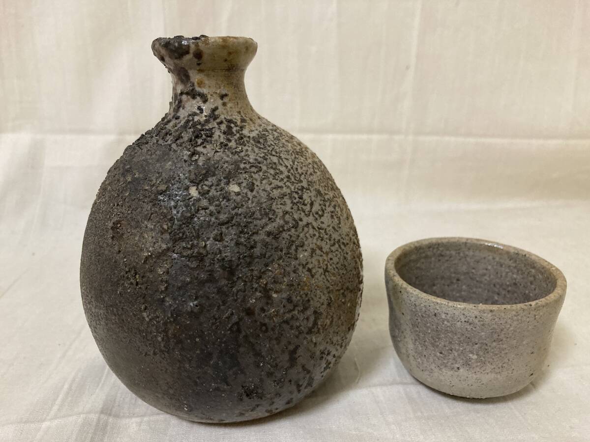 コレクター様より◆備前 酒器セット◆吉田善右衛門光里◆徳利：11.5cm×9.5cm　ぐいのみ：4cm×6cm◆共箱：共布：栞◆未使用◆備前焼_画像4