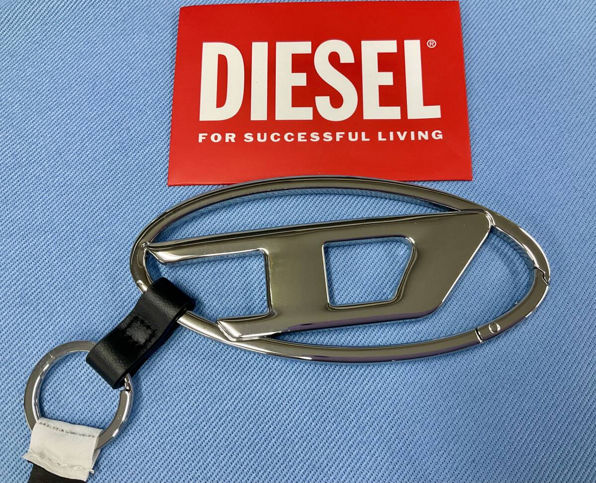 ディーゼル　キーホルダー 2124　シルバー　新品 タグ付　ギフトにも　DIESEL　CARADINER　X09331　Dオーバル ロゴ キーリング アクセ　_ディーゼルらしい佇まいで高い人気を誇りま