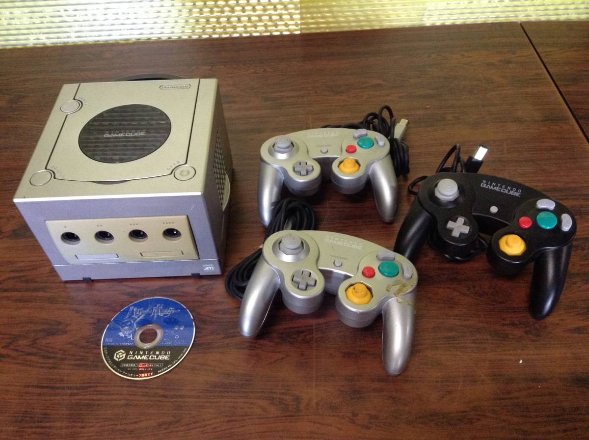 Nintendo GameCube Console 3controllers game tested 任天堂 ゲームキューブ 本体1台 コントローラ3台 ゲーム1本 動作確認済 D241_画像3