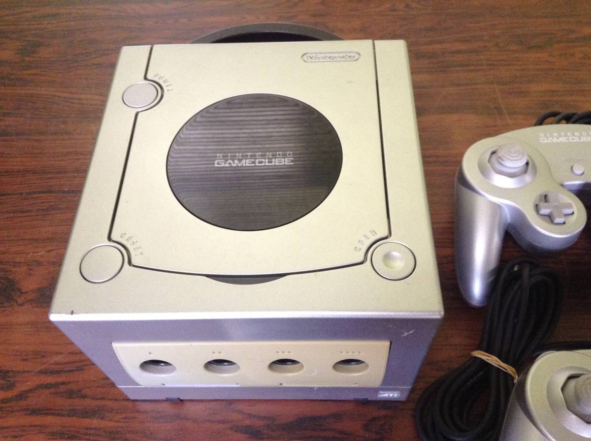 Nintendo GameCube Console 3controllers game tested 任天堂 ゲームキューブ 本体1台 コントローラ3台 ゲーム1本 動作確認済 D241_画像4