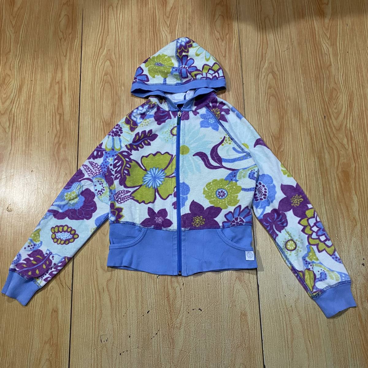 即決・Patagonia・のORGANIC COTTONシリーズのパイル素材のジップアップパーカ・サイケデリックな花柄・GIRL'S12(レディースSくらいです)_画像1