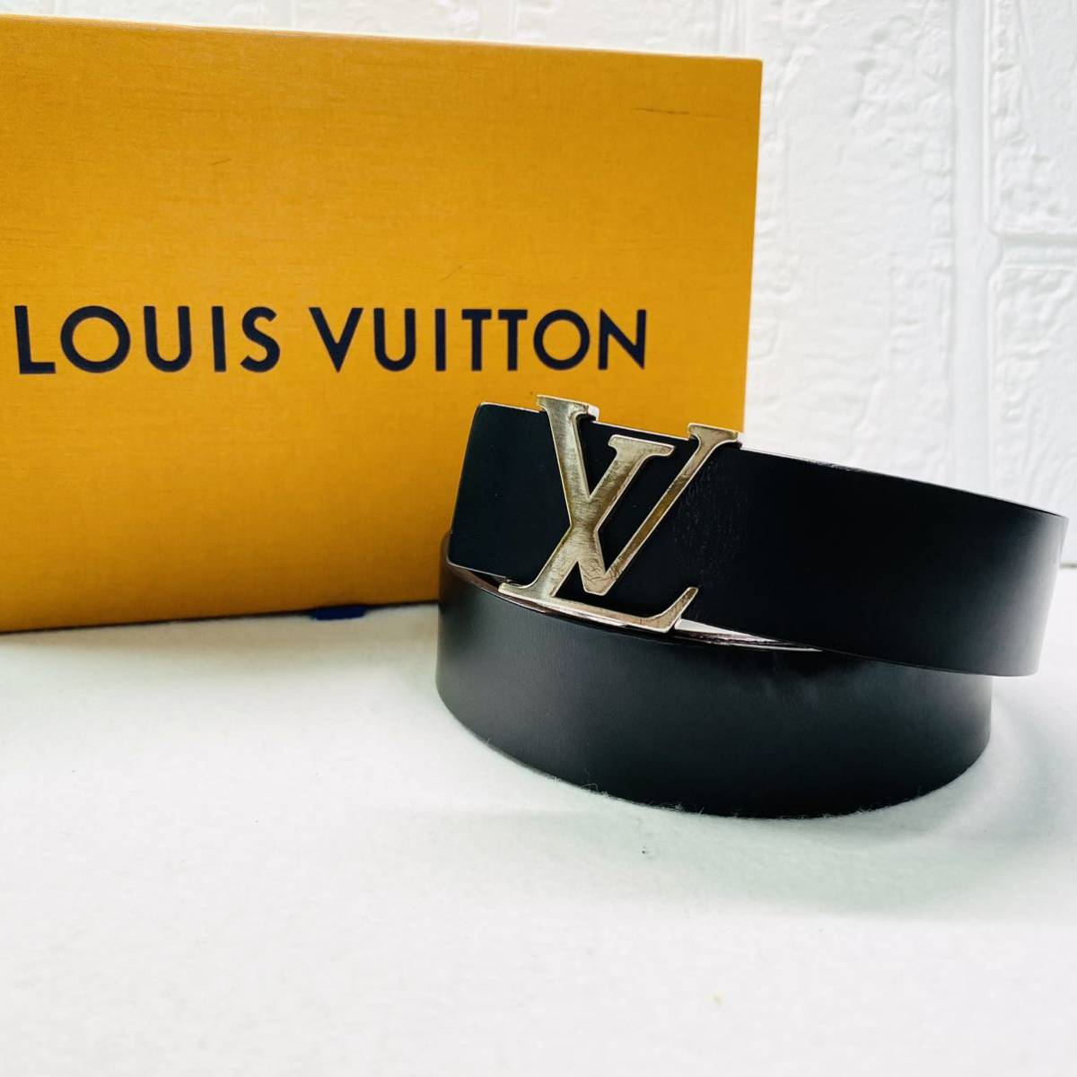 LOUIS VUITTON ルイヴィトン ベルト サンチュール LV イニシャル レザー メンズ 黒 ブラック レザーベルト_画像1