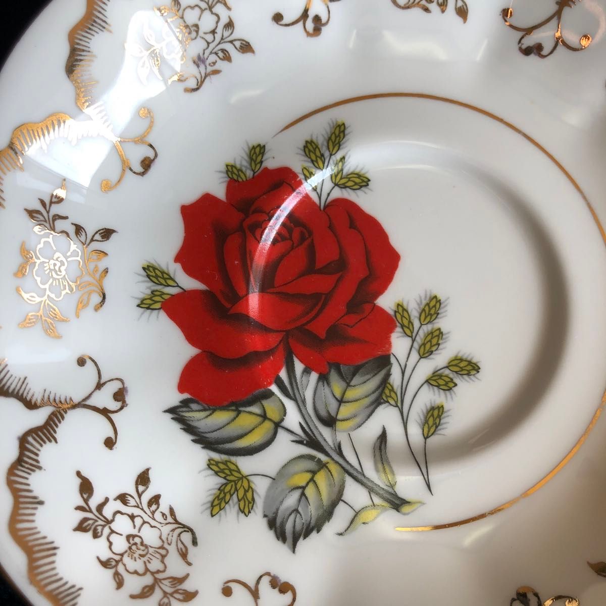 イギリス製　カップ　ソーサー　　　Imperial Fine Bone China England  金彩　薔薇絵描