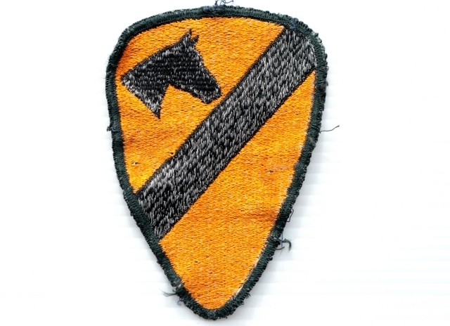 ◆ 米軍 1st CAVALRY DIVISION 馬 ミリタリーワッペン 刺繍 13.0×9.0㎝ 黄色×黒/ビンテージ オールド アメリカ古着 レトロ パッチ 1_画像2