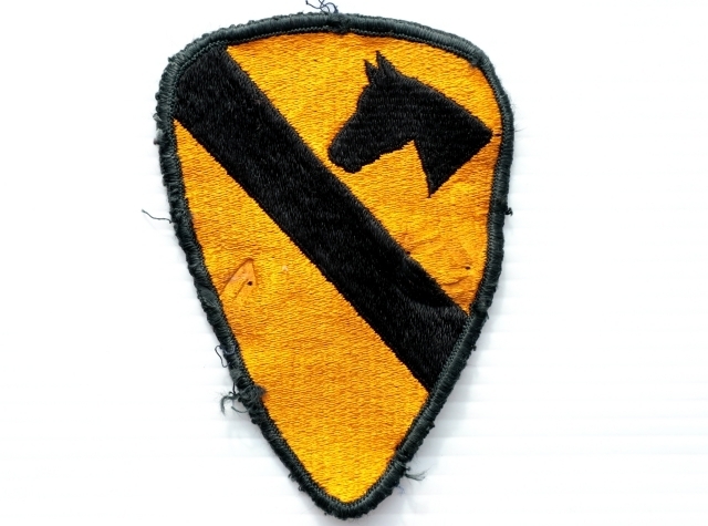 ◆ 米軍 1st CAVALRY DIVISION 馬 ミリタリーワッペン 刺繍 13.0×9.0㎝ 黄色×黒/ビンテージ オールド アメリカ古着 レトロ パッチ 1_画像1
