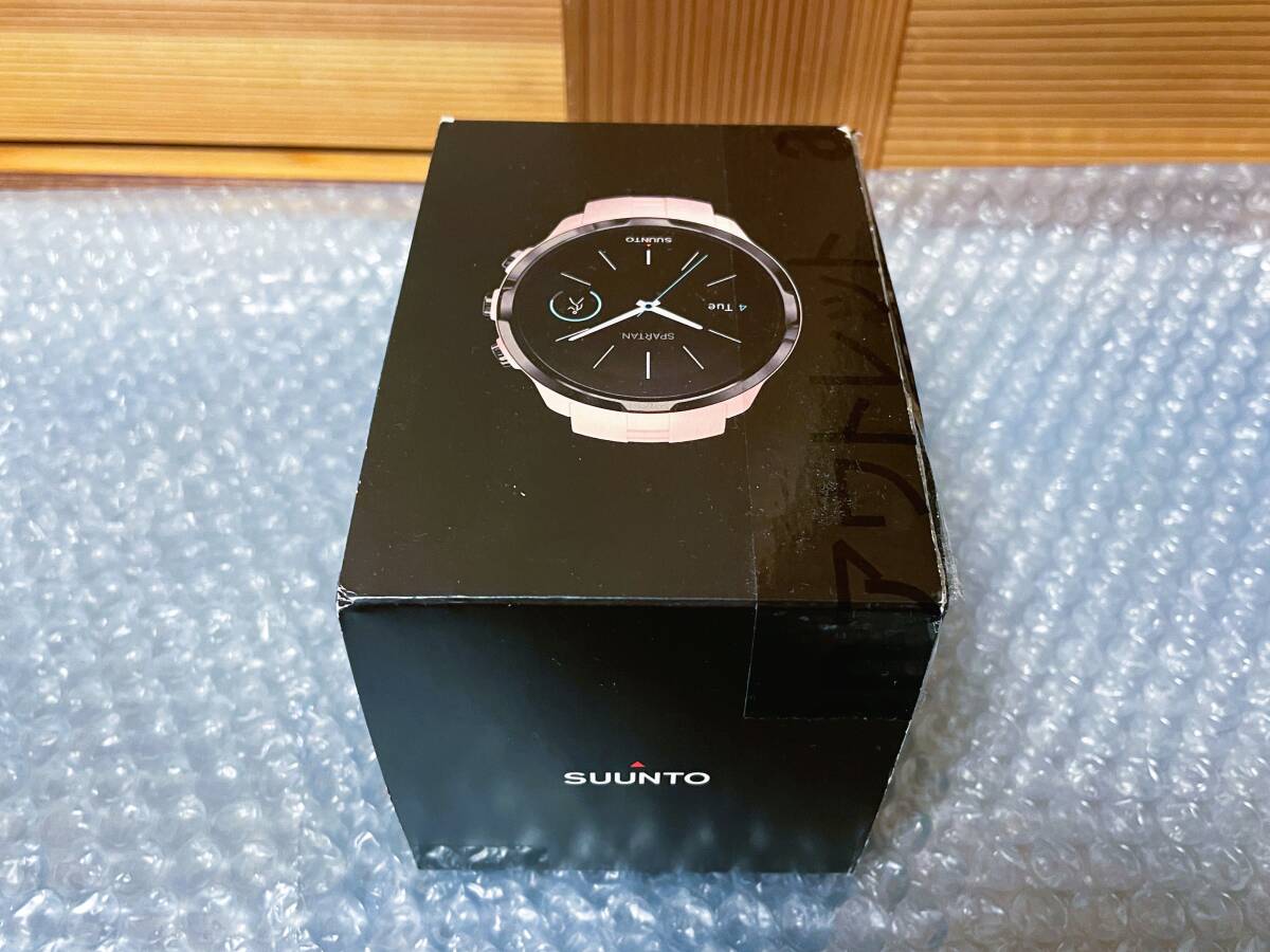 美品 スント(SUUNTO) 腕時計 スパルタン スポーツ リストHR サクラ 防水 充電式 心拍測定 SS022664000_画像4