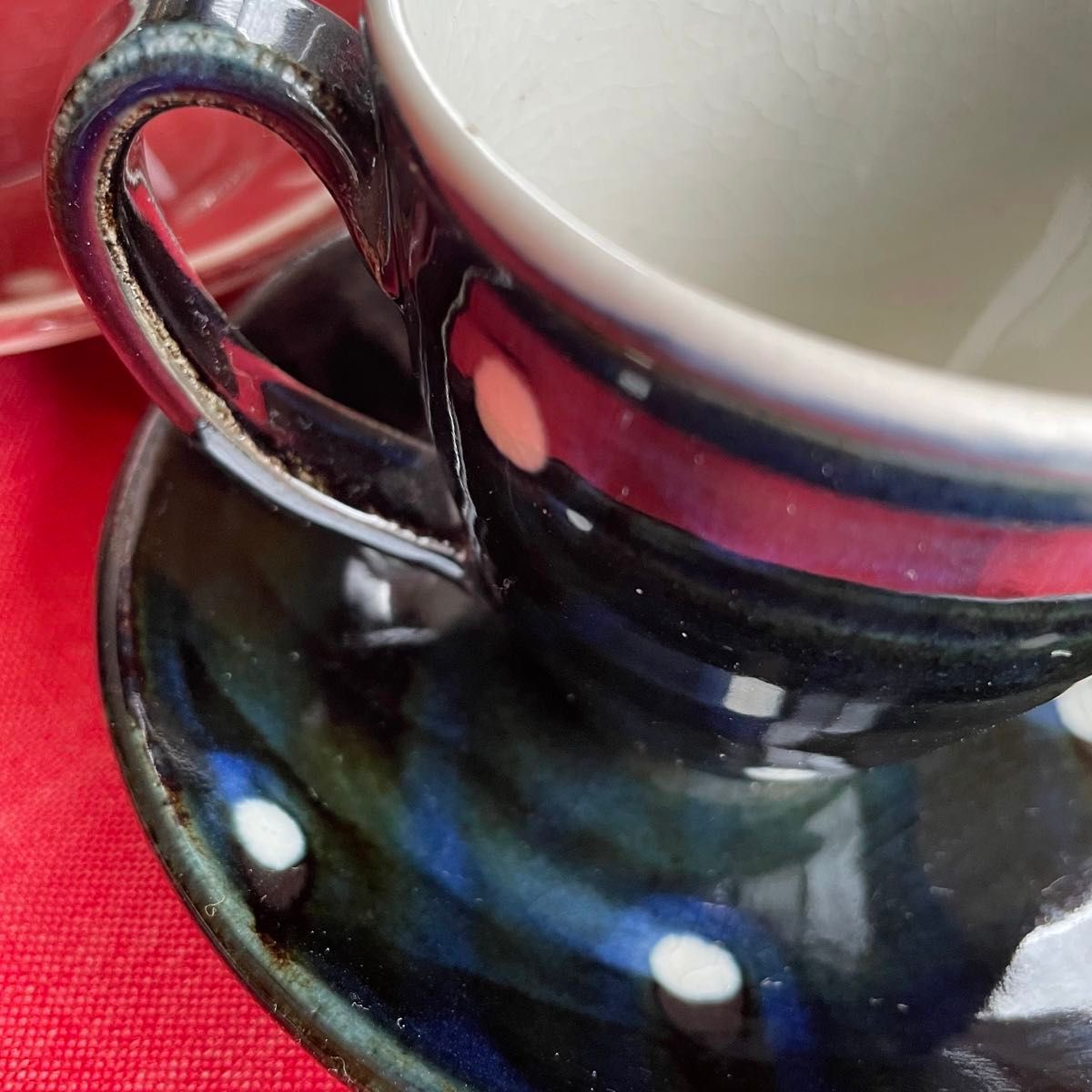 赤と紺色の水玉模様のカップ&ソーサー  2客セット　和食器　コーヒーカップ　ティーカップ　デザート皿　ケーキ皿　陶器