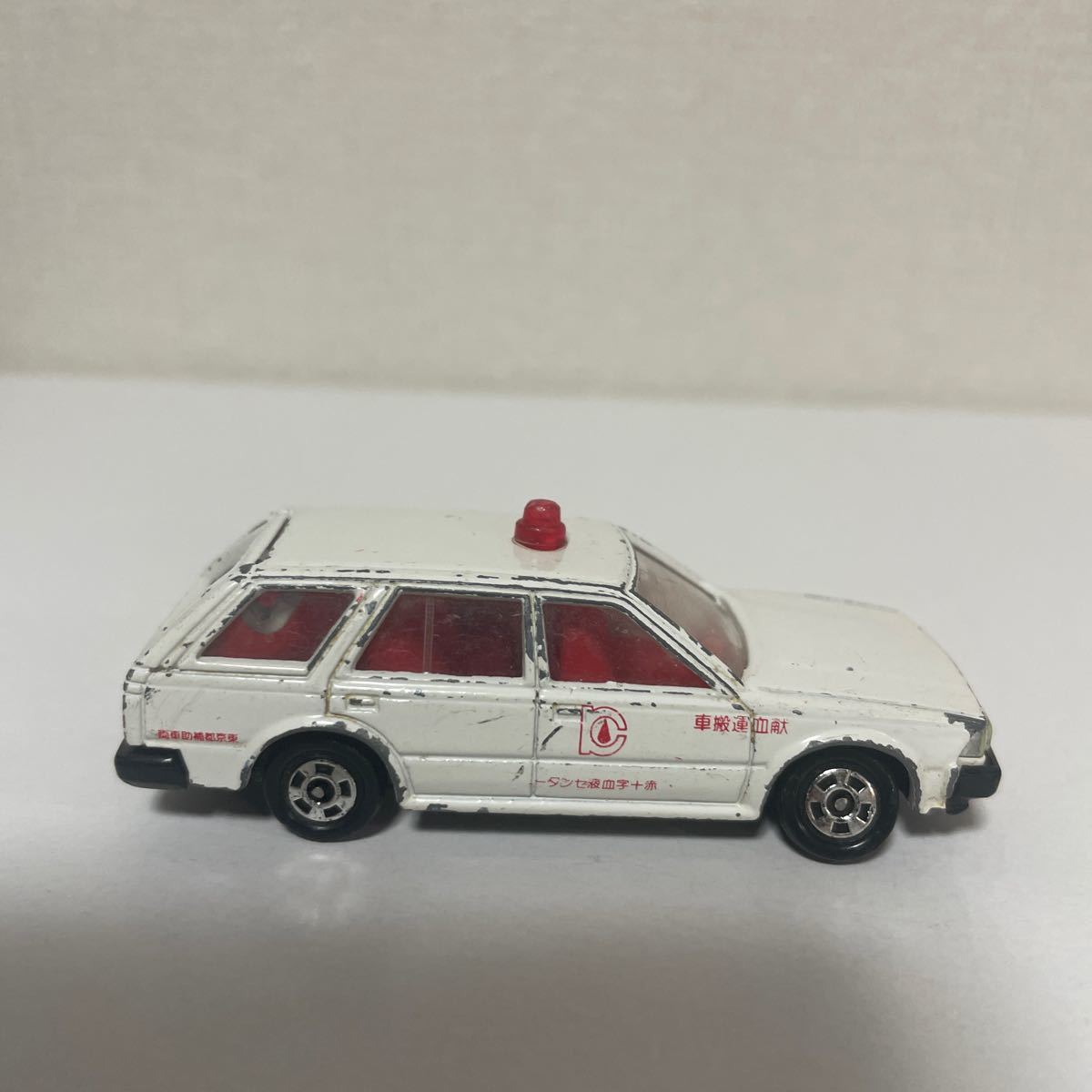 ☆トミカ NO.34 日産 ブルーバード ワゴン 赤十字 献血運搬車 ☆日本製 絶版 中古 外箱なし ☆NISSAN BLUEBIRD WAGON_画像6