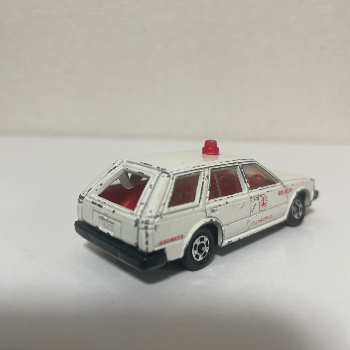 ☆トミカ NO.34 日産 ブルーバード ワゴン 赤十字 献血運搬車 ☆日本製 絶版 中古 外箱なし ☆NISSAN BLUEBIRD WAGON_画像2