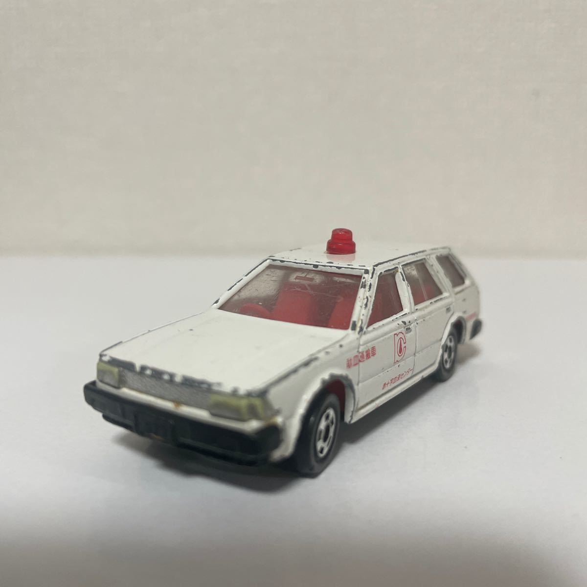 ☆トミカ NO.34 日産 ブルーバード ワゴン 赤十字 献血運搬車 ☆日本製 絶版 中古 外箱なし ☆NISSAN BLUEBIRD WAGON_画像1