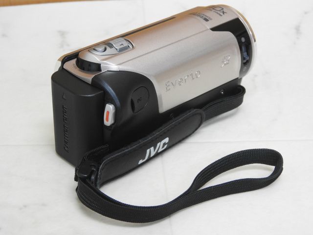中古 JVC GZ-E77-N 2013年製 ビデオカメラ 本体/バッテリー_画像2