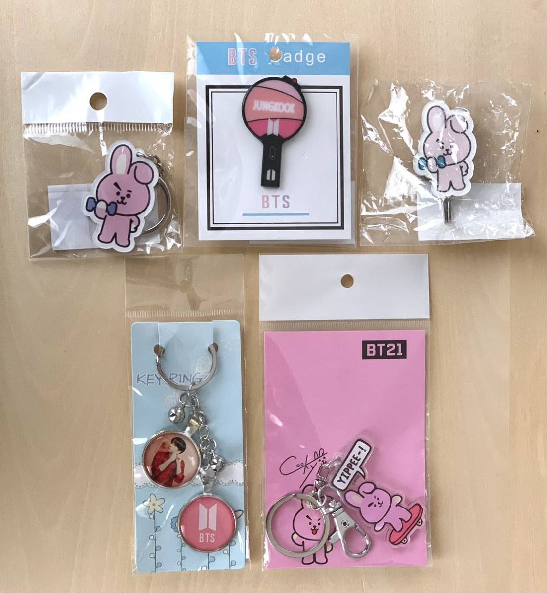 BTSのジョングク JUNG KOOKのキーホルダー. BT21 クッキー COOKYのキーホルダー2点とフック. ファンライト形ピンバッジのセット 未使用 ③_画像1