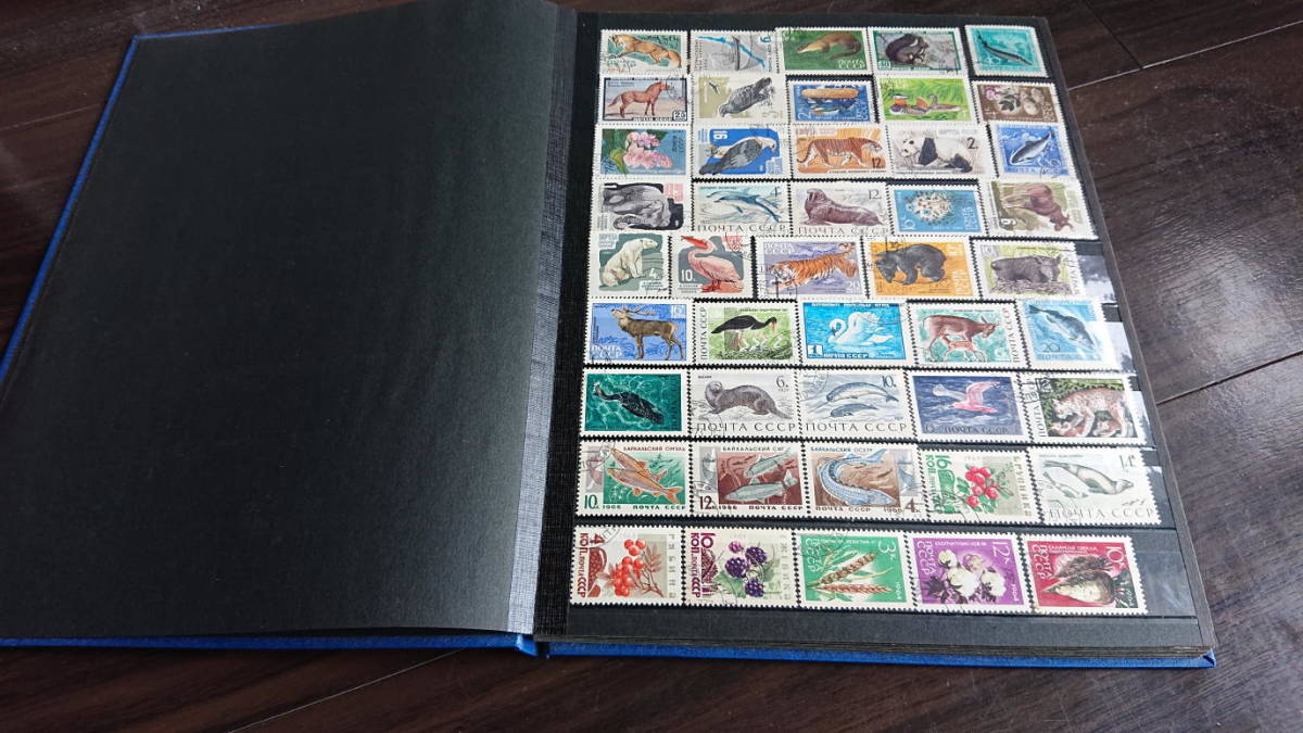 使用済外国切手ブック1冊（約720枚）_画像1