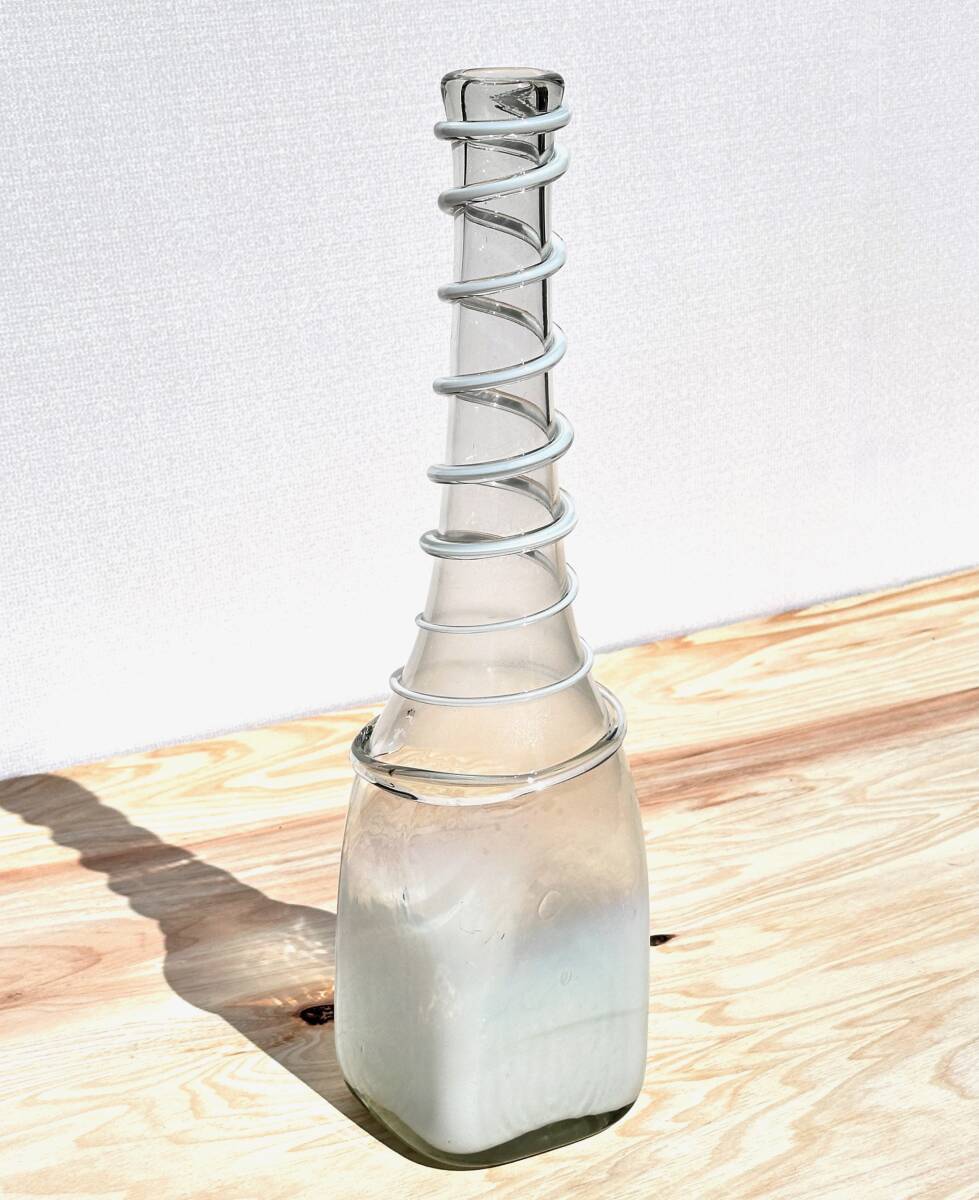 ビンテージ ガラスボトル 線巻き花瓶 被せガラス フラワーベース 古道具 幅12㎝ 高さ47.5㎝_画像1