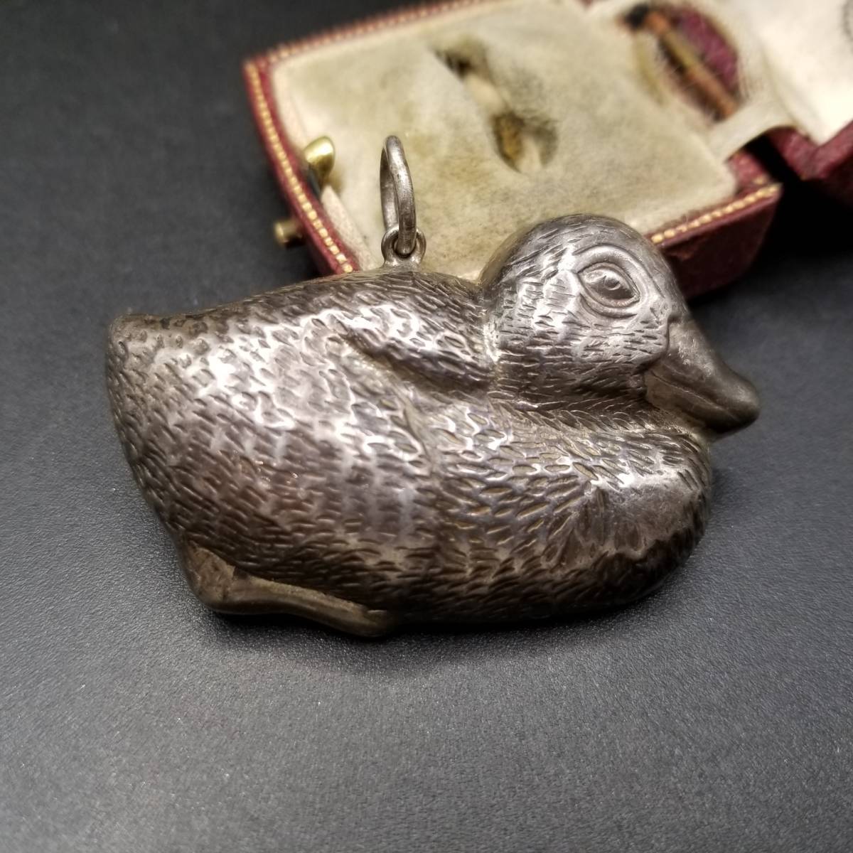 正規品販売! 丸くなるアヒルの子 立体 シルバー 925 動物モチーフ 鳥 装身具
