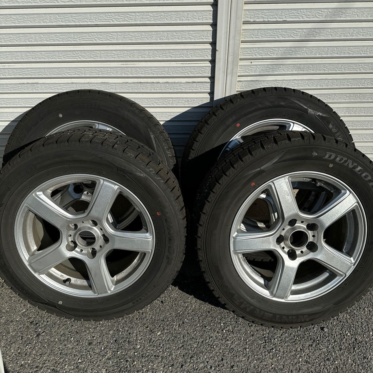 ダンロップ スタッドレス タイヤホイールセット 215/60R16 114.3 ウィンターマックス クラウン カムリ エスティマ バリ溝 冬タイヤ_画像1