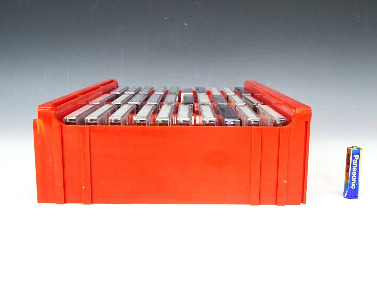 ◆(NS) 昭和レトロポップ カセット収納ケース 高さ 約9㎝ 横 約39㎝ プラスチック製 カセットテープ 30本入 15×3列 赤 レッド _画像3