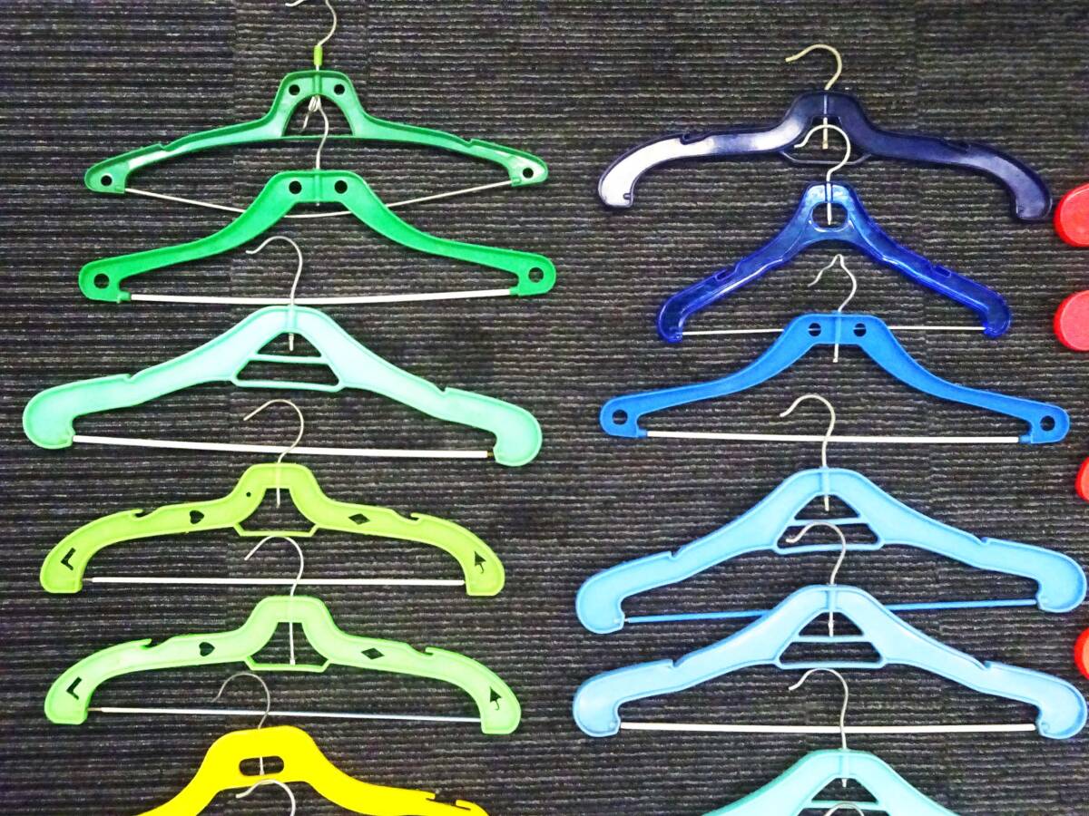 ◆(NS) ⑦ 昭和レトロポップ 80年代 カラフル プラスチックハンガー まとめて20本セット 緑 青 水色 赤 オレンジ 黄 洋服掛 コレクション_画像2