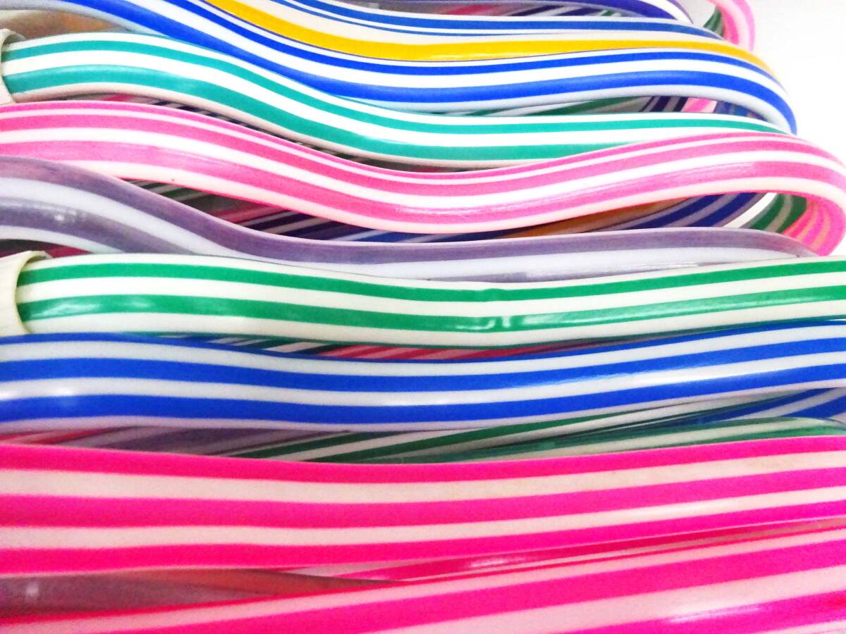 ◆(TH) ⑨昭和レトロポップ カラフル プラスチックハンガー まとめて20本セット ストライプ模様 ストロー風 セルロイド 洋服掛 当時物_画像7