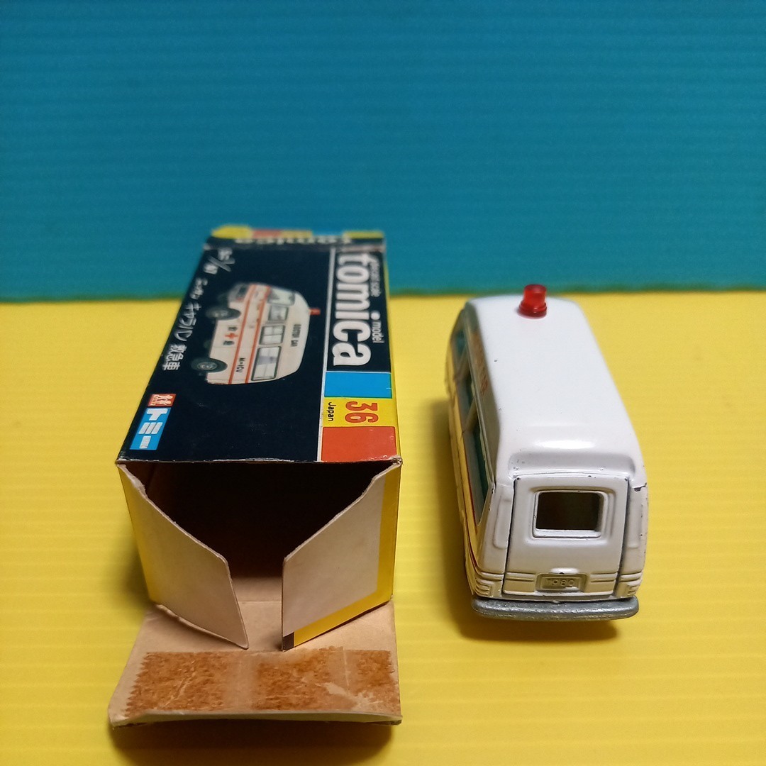 日本製 トミカ黒箱36 ニッサン キャラバン救急車 1/67 (箱破れテープ補修有り 車体未使用に近い) 箱本物バーコード付き_画像5