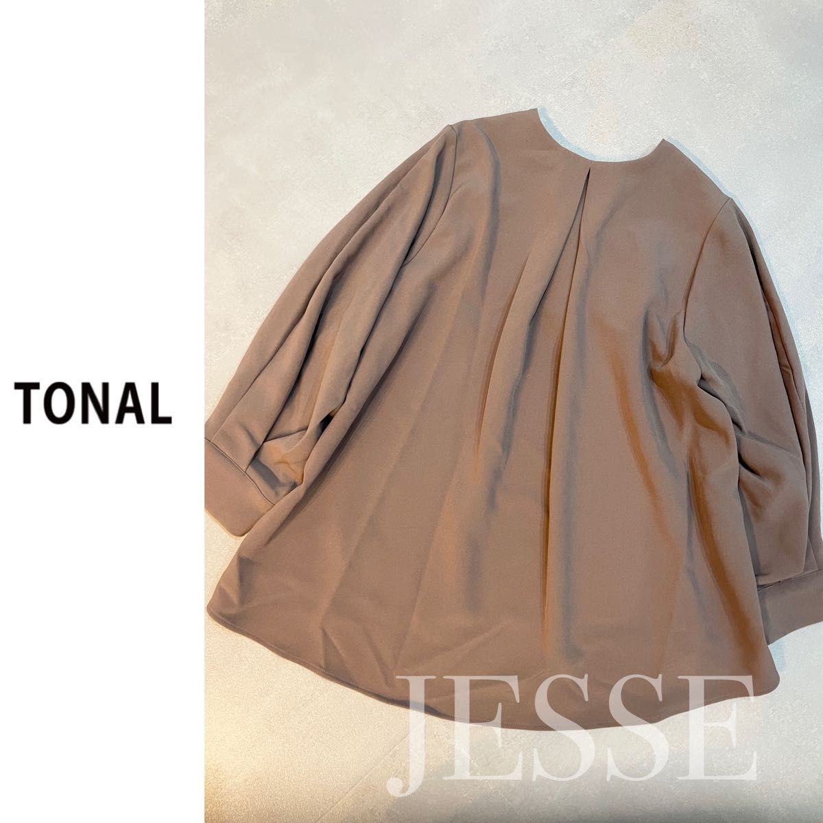 美品 水卜アナ着用 TONAL トーナル パール キーネック ブラウス 美品 水卜アナ着用 TONAL トーナル パール キーネック ブラウス