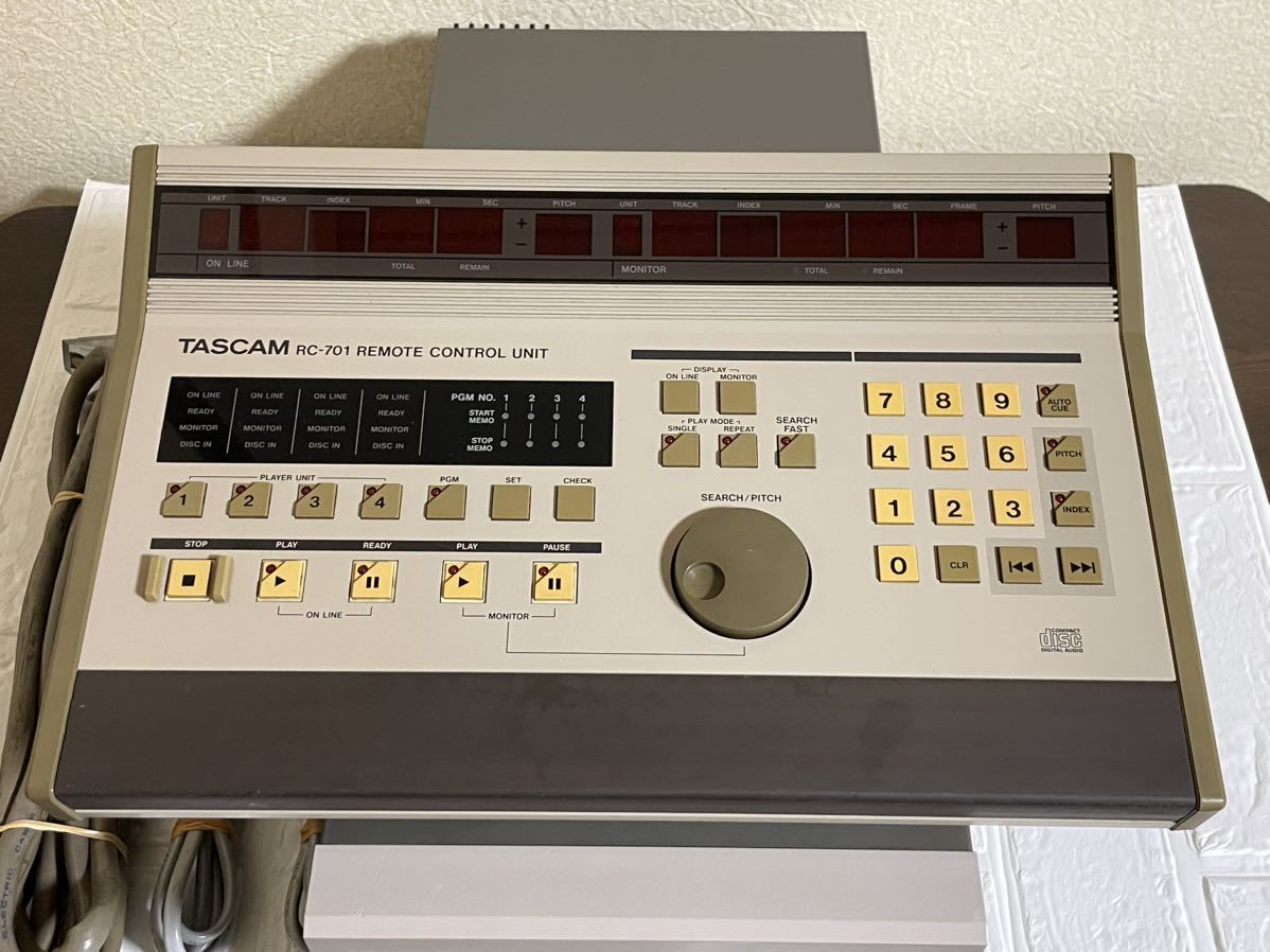 TASCAM タスカム CD-701 RC-701 業務用CDプレーヤー　現状品 本体 リモートコントローラー付き_画像2