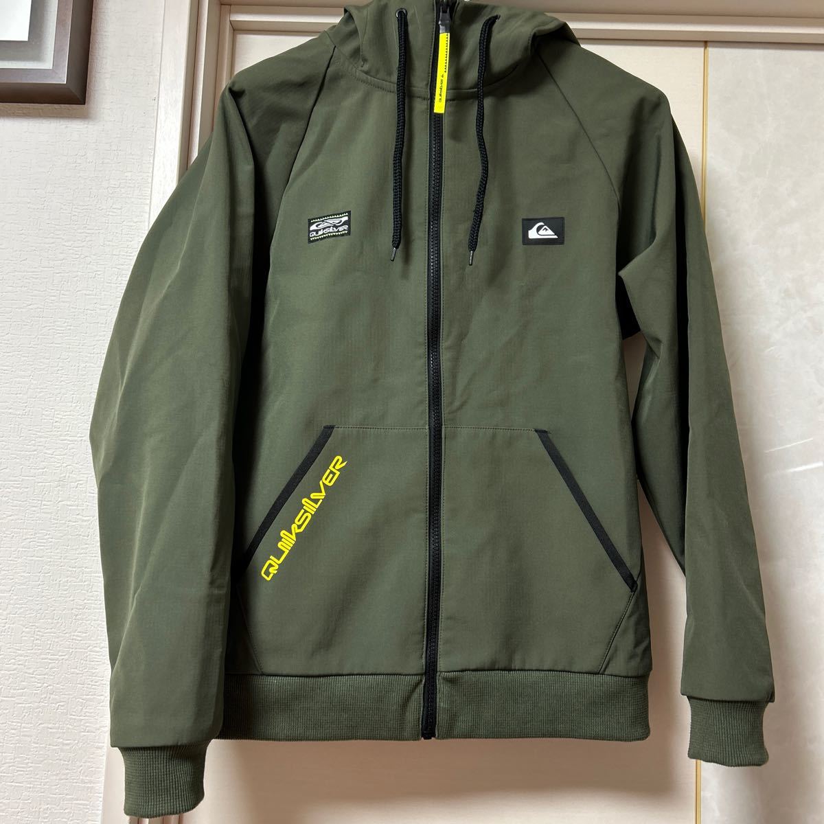 極美品 定価11880円　QUIKSILVER クイックシルバー　防風　防水　透湿　高機能　ジップアップパーカー　M オリーブ　M&W BONFIRE ZIP PK_画像1