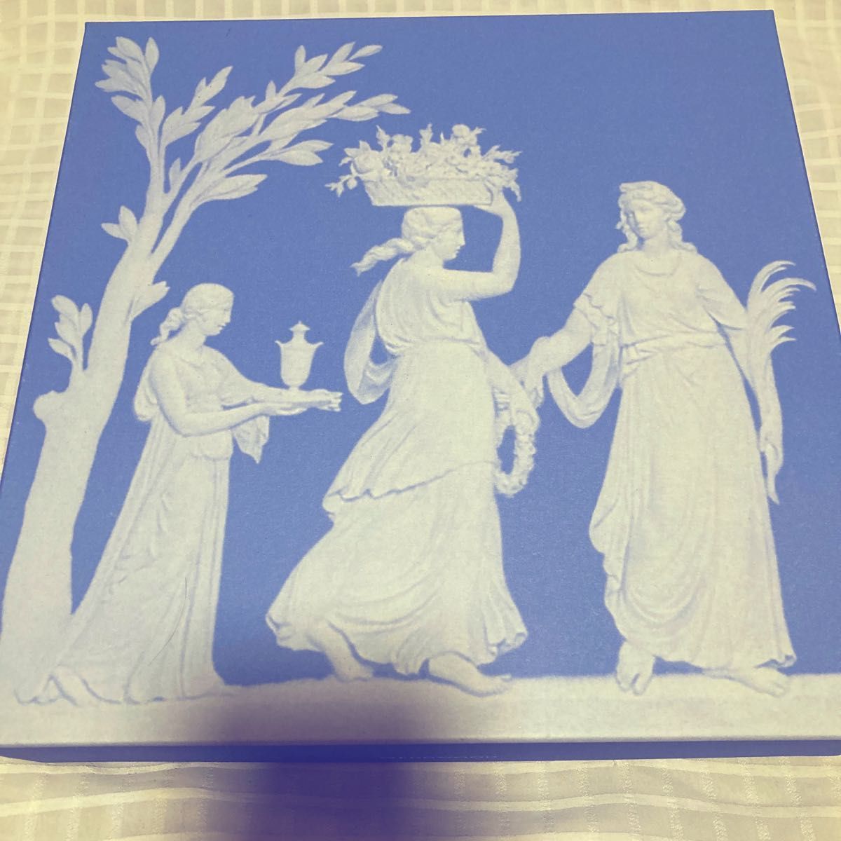 新品未使用！《WEDGWOOD》ウェッジウッド　高級　ホワイト　デザイン大皿　超おしゃれです(´`)！専用のお箱付き！！