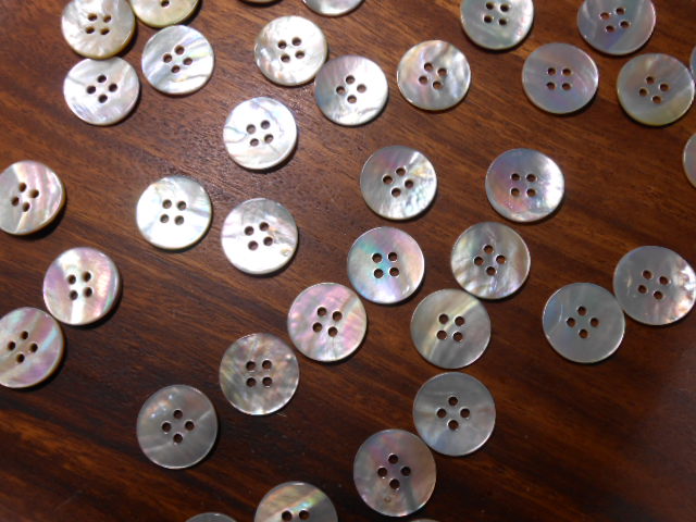 アコヤ貝(パールシェル）のボタン（４穴） ２０ｍｍ １５個の画像1