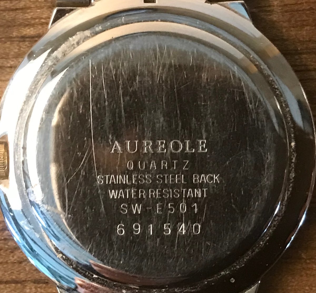 SS-2588■送料込■AUREOLE Custom 50M SWISS クォーツ 腕時計 時計 防水 アンティーク レトロ 54g●ジャンク扱い/くATら_画像10