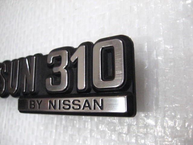 ★希少 ダットサン310 バイ 日産 DATSUN 310 BY NISSAN パルサー? チェリー? 84894-M6600 輸出用 新品 ロゴ 不明 エンブレム 1点 旧車_画像4