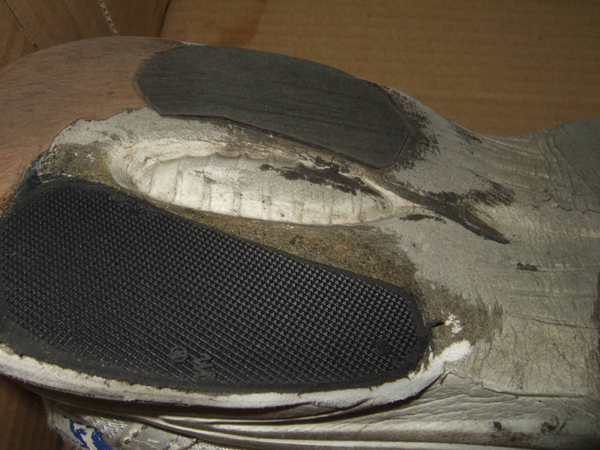 靴修理　ビブラムハーフソール　黒　特大　2足　＋おまけ付き　（ボンドカス取り用アメゴム）_スニーカーに応用例