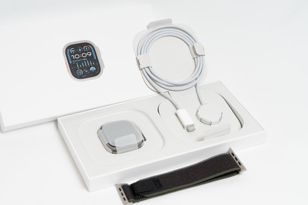 動作確認済 保証有 Apple Watch Ultra2 GPS＋Cellularモデル 49mm チタニウムケース アップルウォッチウルトラ2 ultra 2 充電器 新品バンド