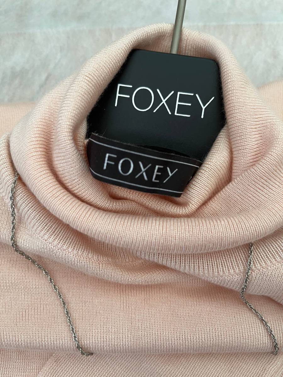 訳あり★FOXEY★フォクシー★カシミヤシルクの優しいピンクの万能タートルトップス★ロゴプレート付き★38_実物のお色に近い