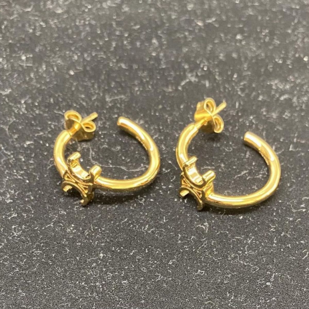 美品➱セリーヌ トリオンフ アシンメトリックフープピアスピアス 金色 人気 美品➱セリーヌ トリオンフ アシンメトリックフープピアスピアス 金色 人気