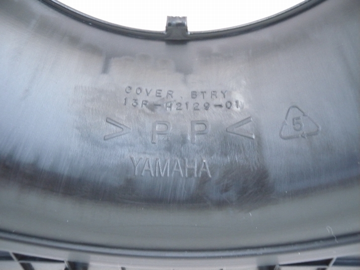 ヤマハ YAMAHA 4サイクル ビーノ VINO SA37J 純正 バッテリーカバー 新品 即決 台湾製 台湾ヤマハ 13P-H2129-00 13P-H2129-01の画像3