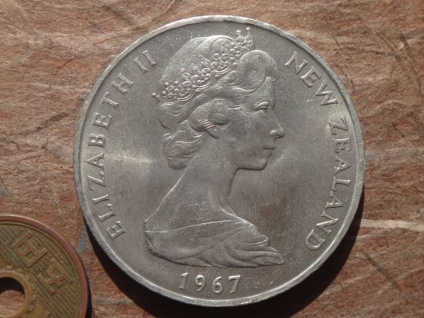 ニュージーランド　1Dollar　白銅　1967年　KM#38.1　(38.9mm, 27.0g) Elizabeth II世_画像2