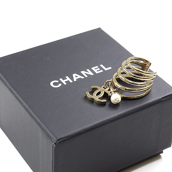  Chanel CHANEL здесь Mark ушные каффы light gold metal костюм жемчуг 5 полосный B22P одна сторона уголок для [ б/у ]