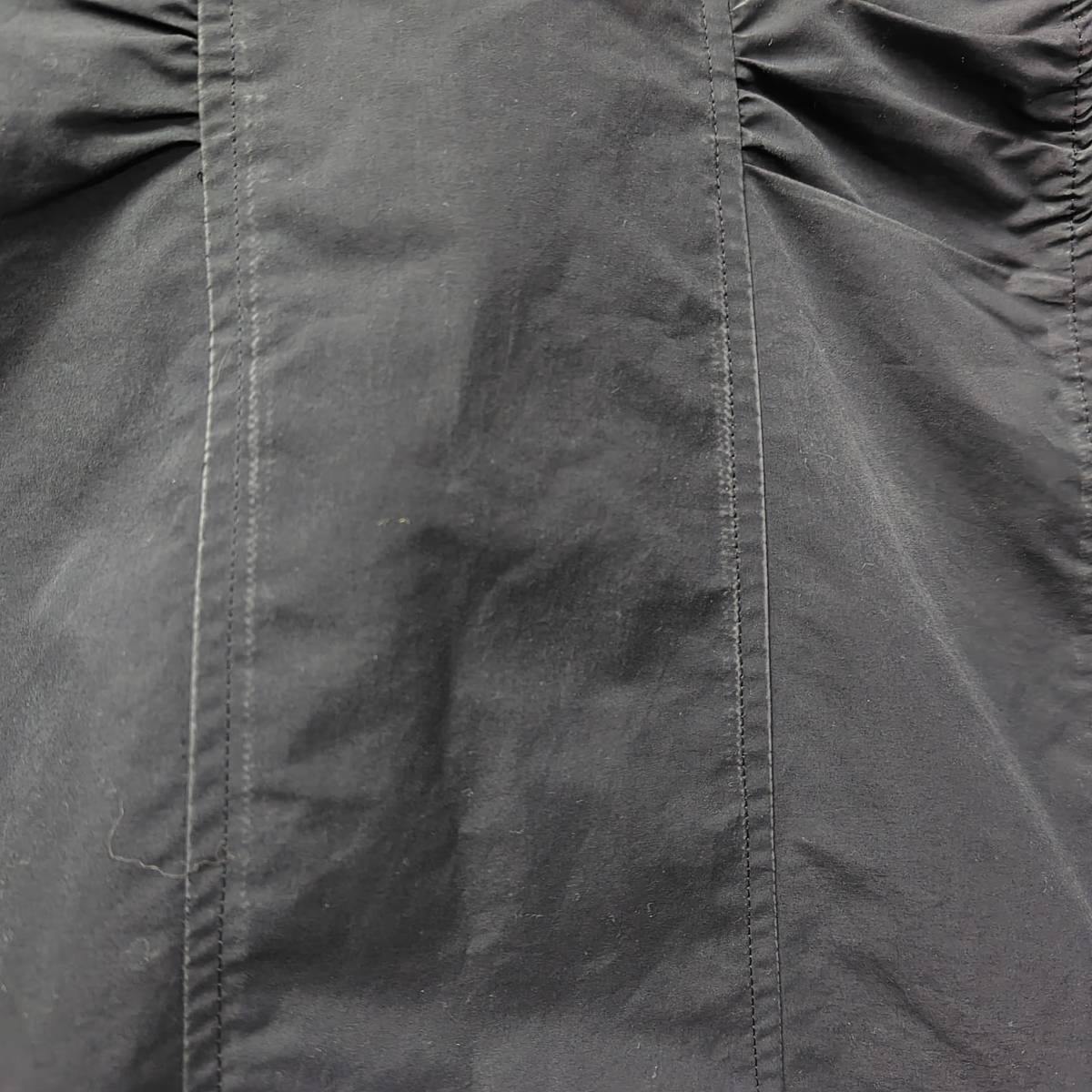 essentieL HIROKO BIS　黒　異素材切り替え　スプリングコート9_後ろ縫代付近に少しダメージあり