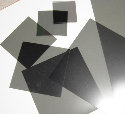 片面接着材付き、スモーク（無色）偏光板　(125 x 125 mm) 2枚_写真は各種サイズです