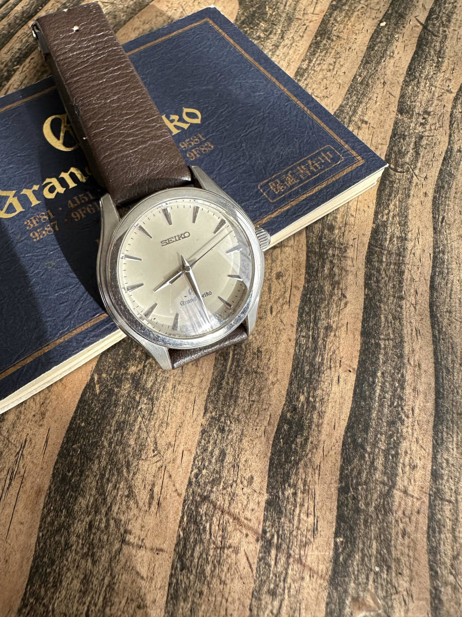 【本体と化粧箱】GrandSeiko グランドセイコー 3針　SBGX009 9F61-0A10　アイボリー文字盤 GSダブルネーム クオーツレザーベルト(おまけ)