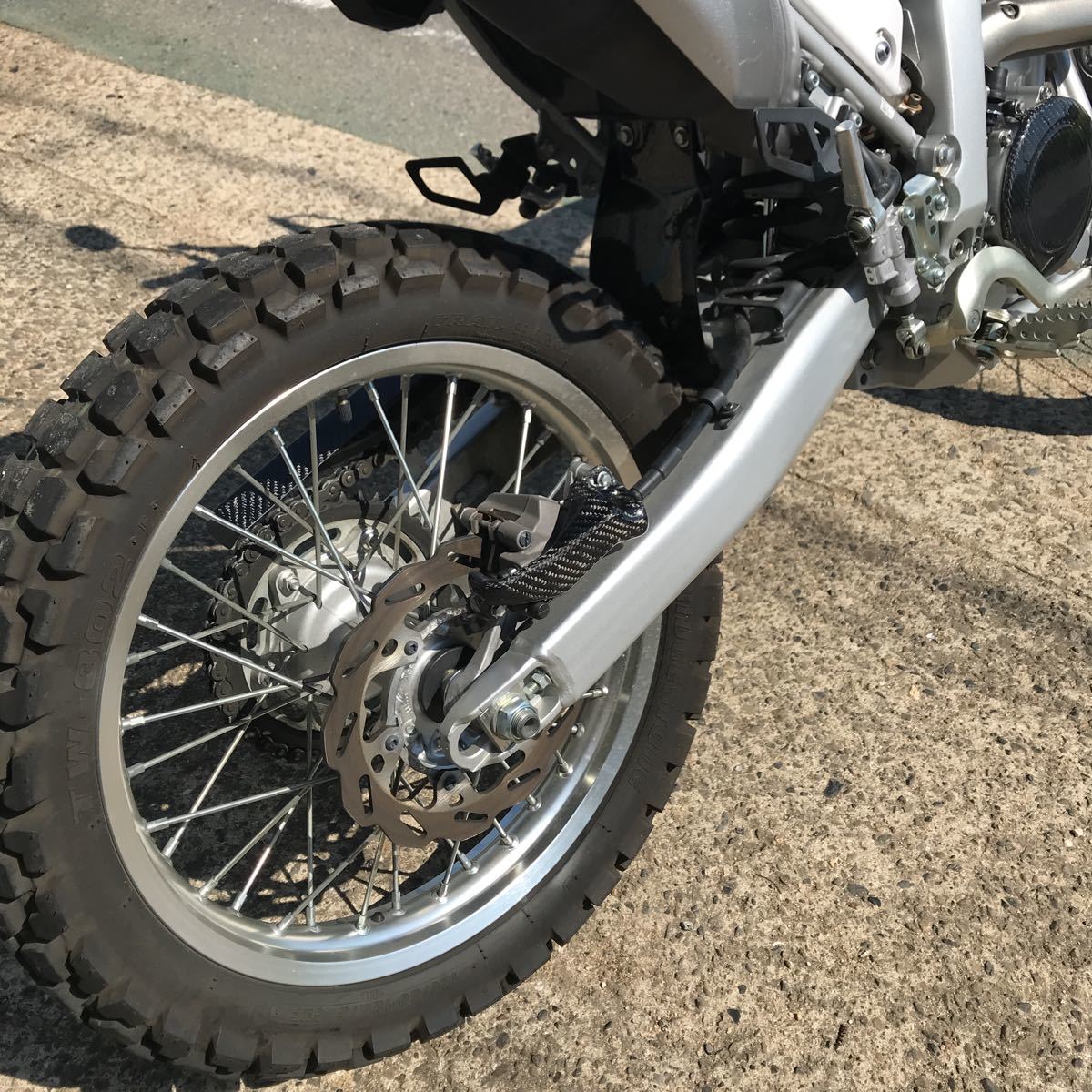 WR250X WR250R　 綾織カーボン リアキャリパーガード_取り付け参考画像