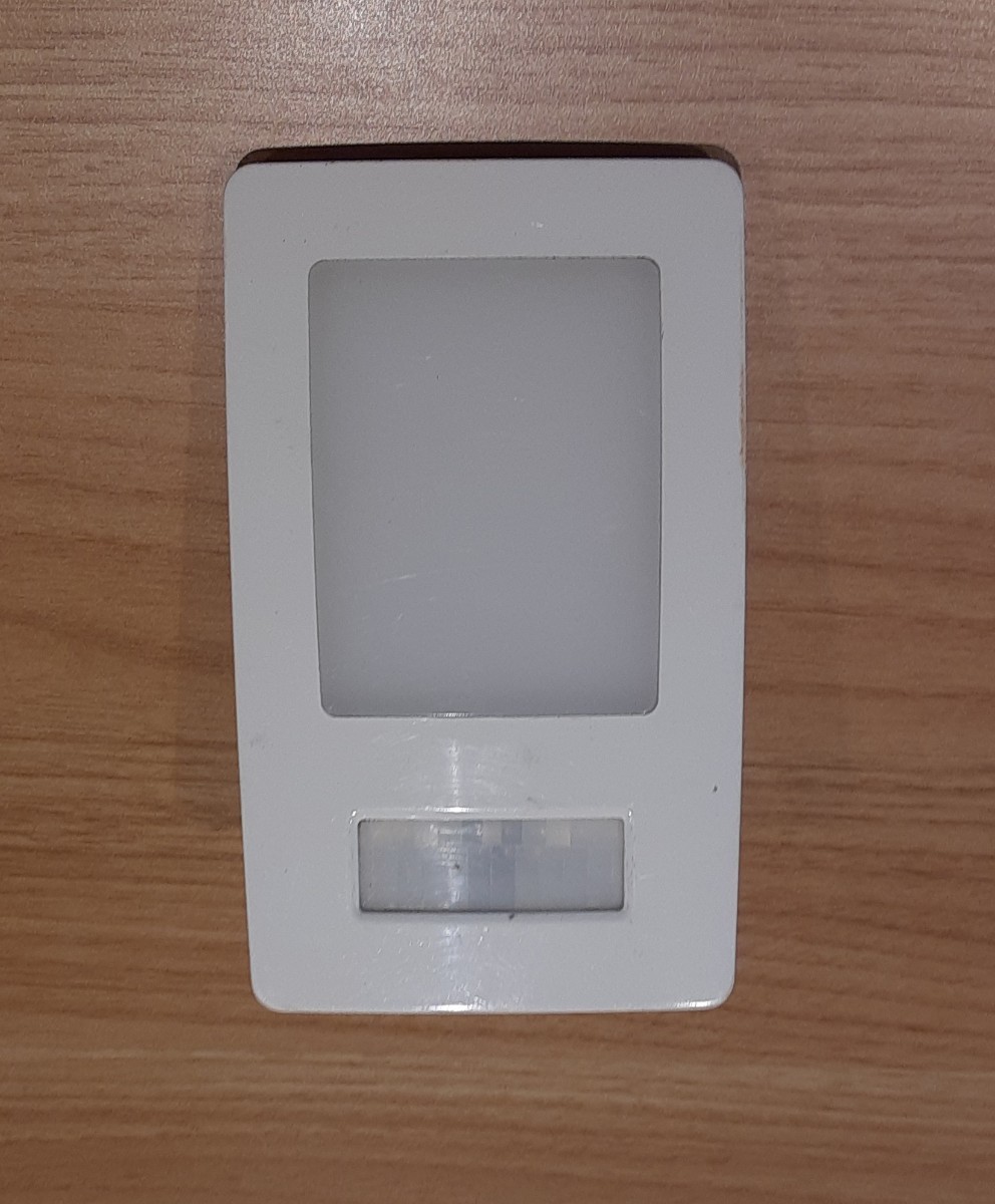 オーム電機 LEDナイトライト フットライト OHM 明暗 人感センサー 白色LED NIT-ALA6JL-WN 06-0130 コンセント式_画像1