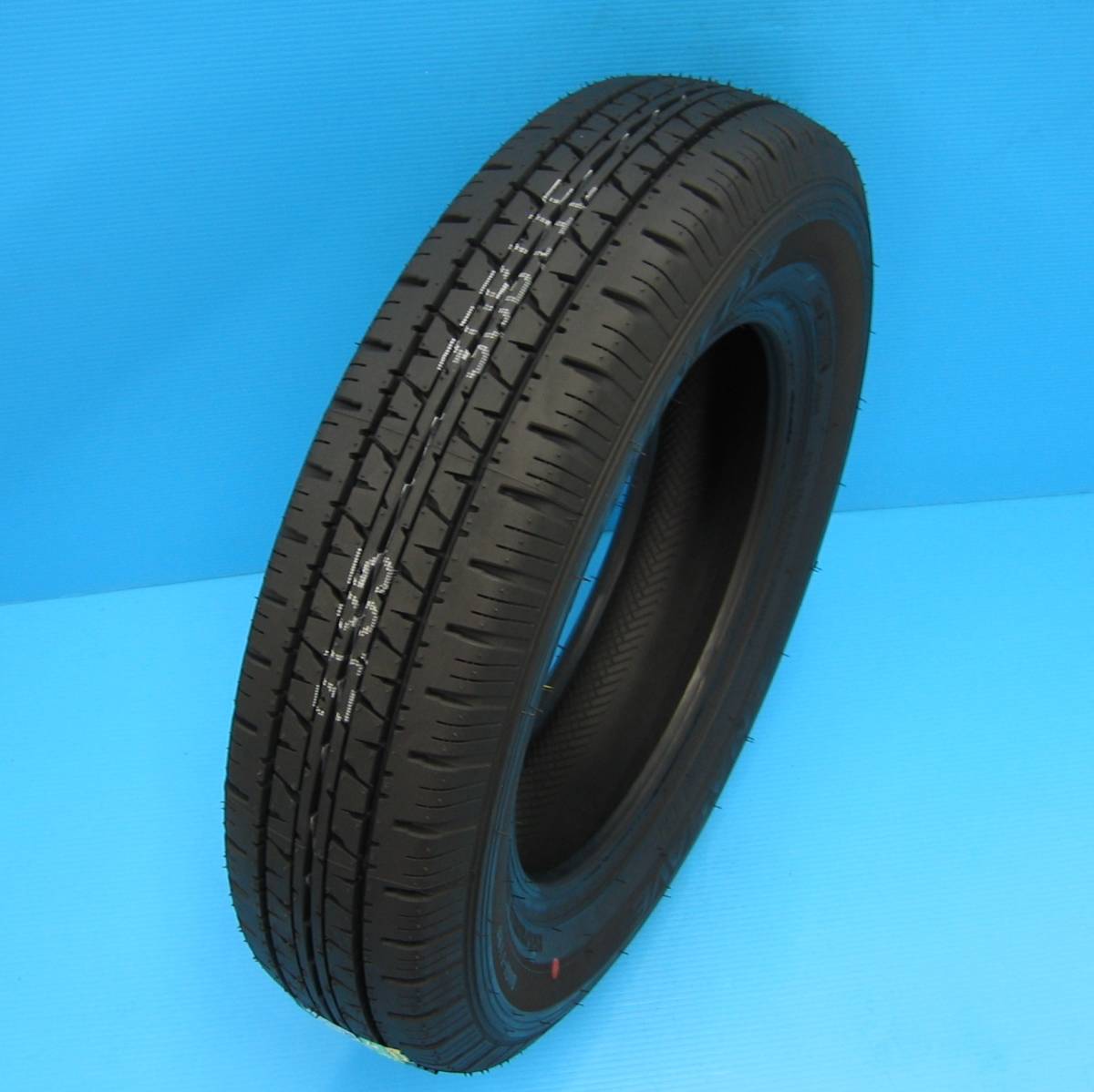 【新品2023年製】2本セット◆ 165R13 8PR LT ◆ VAN01 エナセーブ DUNLOP 商用車用低燃費タイヤ_2本セット、サイズは165R13 8PR です。