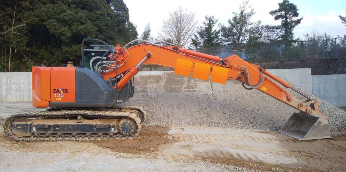 Hitachi Construction Machinery Гидравлическая лопата (Yumbo) ZX135USK-3 Время работы 9962,2H